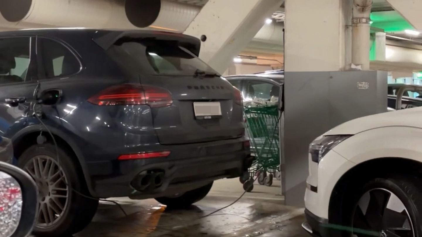 Erikoinen näky Prisman parkkihallissa – HOK-Elannolta täystyrmäys Porsche-kuskin ratkaisulle