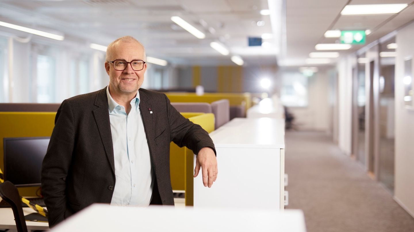 Finland's statistics agency head suggests dropping GDP forecasts amid budget cuts