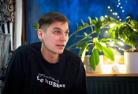 Sotapelejä harrastava näyttelijä Konsta Laakso kuvaa itseään ...