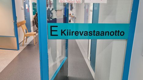 Jos vaiva voidaan hoitaa omalla terveysasemalla, se on oikea osoite. Terveyskeskusten puhelinnumerot ja palvelut toimivat ihan kuten ennenkin. Kuva Sastamalan kiirevastaanotolta 30.12.2022.